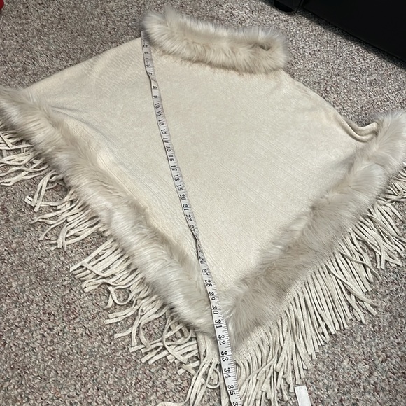 Coeur de vague fur poncho with fringe trim - Picture 5 of 7